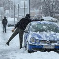 Ako ne očistite sneg na autu, kazna do 10.000 dinara! Vožnja sa snegom na krovu može skupo da vas košta