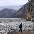 Tone smeća začepljuju reku Drinu: Ovako izgleda plutajuća deponija u blizini Višegrada