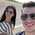 Tanju Savić njen pilot preneo preko praga: Pevačica kasno u noć doživela romantičan gest, svi se pitaju samo jedno (foto)