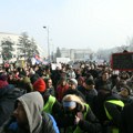 VIDEO Bahati vozač pokušao da pregazi okupljene studente kod Kalemegdana