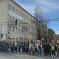 „Direktore, u ofsajdu ste“: Protest ispred Druge ekonomske u Beogradu, đaci traže da škola podrži studente (FOTO)