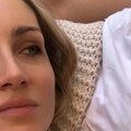 Bez trunke šminke pozirala na krevetu: Jelena se fotkala u opuštenom izdanju: Stavila glavu Dariju na stomak, komentari samo…