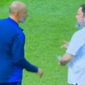 Skandal uživo u prenosu trese Premijer ligu, vlasnik crveno-belih upao na teren i "napao" trenera