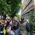Ispred blokiranog suda prikazan film Novosadsko sećanje, u kojem učestvuje Marija Vasić