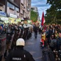 „Batinaši nisu junaci“: Protest u Novom Sadu ispred prostorija SNS na Bulevaru oslobođenja