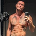 Muž naše pevačice ima 36 godina i napucan je za medalju Skinuo se i ženama su pale vilice - Celo telo u mišićima i…