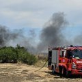 U Batajnici izbio požar, zahvatio nisko rastinje, na terenu 16 vatrogasaca
