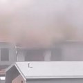 Požar u zgradi Na Voždovcu: Gori potkrovlje, kulja crni dim, na licu mesta vatrogasci i hitne službe (video)