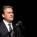 Nove mere za očuvanje ćirilice Ministar Nikola Selaković otvorio Vukov sabor u Loznici: Ćirilica živi u nama, naročito u našoj…