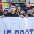 Glavni ćaci u zagrljaju sa Andrejem Vučićem: Miloš Pavlović u zagrljaju sa bratom predsednika Srbije na skupu protiv blokada…
