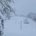 Nigde nikog! Struja nestala, pada mrak, sve je belo: U ovom mestu u Srbiji palo oko pola metra snega (snimak)