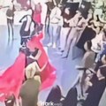 Prvi ples zamalo postao i poslednji! Mlada veselo igrala na podijumu, kad joj je odjednom ovo palo na glavu! Svadba prekinuta…