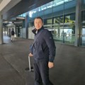 Uhvatili smo baneta mojićevića kad se nije nadao: Pevača na aerodromu niko nije sačekao, odmah ušao u gradski prevoz (video)…