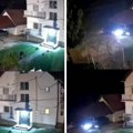 Snimak neverovatne nesreće u Obrenovcu: Auto sleteo sa puta i zakucao se u parkirana vozila ispred kuće (video)