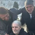Slika sa groblja u Sarajevu postala viralna u BiH: Na njoj Tifa nasmejan, grli glumca u kolicima
