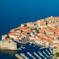 Dubrovnik: Opsežna potraga za muškarcem iz BiH kog su talasi povukli u more