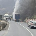 Drama u Ovčarsko-kablarskoj klisuri: Zapalio se kamion, kuljao gust dim (foto)