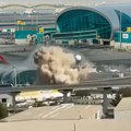 Dron se velikom brzinom zabija u aerodrom u Dubaiju, izdigla se velika pečurka dima: Ovo je snimak iranskog udara (video)