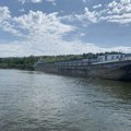 Brod koji se nasukao na Krčedinskoj adi, mogao bi ponovo da krene nizvodno, jer niko ne reaguje