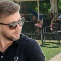(Paparaco) šuškalo se da je platio kvadrat 5.000 evra: Sad smo uhvatili poznatog pevača u skromnom izadnju! Kurirovom…