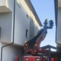 (Foto) Goreli balkoni na prvom i drugom spratu Požar u zgradi u Novom Sadu: Vatra zahvatila i krov, vatrogasci sprečili širenje…