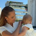 "Baka je plakala": Prija u beloj haljini sa zlatnim detaljem nosi ćerkicu, prva izjava posle krštenja