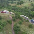 Vozači kamiona iz centralne Srbije od juče stoje na administrativnom prelazu Jarinje u kilometarskoj koloni