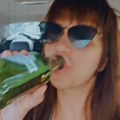 Miljana Kulić u automobilu loče pivo, mali Željko bez sedišta i nije vezan (video)
