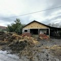 Grom zapalio štalu u Prijevoru - izgorelo seno koje su domaćini spremali da prehrane stoku tokom zime