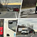 Prve slike i snimci nakon nesreće kod Ostružnice: Automobil zgužvan, autobusu od silne udarca otpao točak