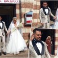 Ovako su Milica Kemez i Bora izgledali na ckrvenom venčanju! Dočekala ih luda atmosfera ispred crkve, sve oči uprte u mladu…