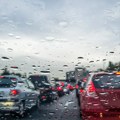 Apel vozačima: Zbog vlažnih kolovoza vozite sporije i na većem odstojanju