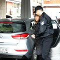 (Foto, video) inspektorku ministarstva sa lisicama doveli na posao: Policija je dovezla u kancelariju gde je radila, češlja…