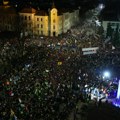 BLOG UŽIVO Beogradski i novosadski studenti stigli ispred pozorišta u Nišu, dočekani uz ovacije, baklje i vatromet…