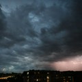 VIDEO U Mladenovcu se urušio krov zgrade usled nevremena: Kamere snimile trenutak obrušavanja
