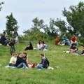 Divne scene sa zbora na Novom Beogradu: Građani organizovali piknik u ime parka Prijateljstva (FOTO)