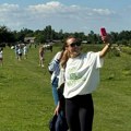 Jelenu Đoković ovako opuštenu nikad nismo videli: U helenkama i majici, a svi gledaju u natpis posvećen Novaku