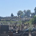 Dramatična scena na zadušnice u Čačku Najviše stradale ukrasne tuje između grobnih parcela (Foto)