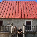 Sagradio kamenu kuću na selu: Jovan Memedović je vezan za prirodu i šumu, a nekretnina pored reke je sve oduševila (foto)