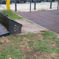 Vandali ne miruju: U Sunčanom parku izvaljena još jedna klupa