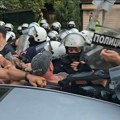 Pogledajte kako policija potiskuje i hapsi građane dok Vučić šeta sa svojim pristalicama po Voždovcu FOTO, VIDEO