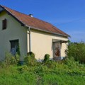 Очеву кућу продаје, а нову купила на планини: Наша певачица (59) се обезбедила, а комшије је сада раскринкале: "у град иде…