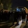 Потпуни хаос! Навијачи славног тима претукли своје играче! Упали у аутобус са фудбалерима, клуб се одмах огласио
