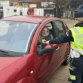 Policija u Leskovcu nagradila savesne vozače edukativnim privescima