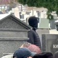 Misteriozni maskirani muškarac na Arkanovom pomenu: Sav u crnom, prekrio celo lice, samo mu se oči vide (video)