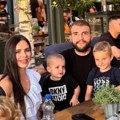 (Foto) Veliko slavlje u Titelu kod Ražnatovića: Veljko preponosan, mali Željko (6) pokazao isklesane trbušnjake: "Tigre"