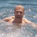 Milan Kalinić sa misterioznom ženom na jahti: On skače u more, a ona usnimila svoje noge (foto)