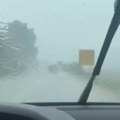 Ne vidi se prst pred okom! Snažno nevreme zahvatilo ovaj deo Srbije, provala oblaka paralisala saobraćaj: Hitno se apeluje na…