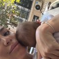 (Foto) Emotivan trenutak koji topi srca: Pevačica (41) se udala za 5 godina mlađeg kolegu, pa objavila fotografiju sa sinom…