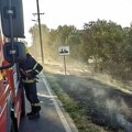 Saobraćajka izazvala požar kod Silbaša: Automobil udario u banderu, kablovi pali na njivu i sve je planulo (foto, video)